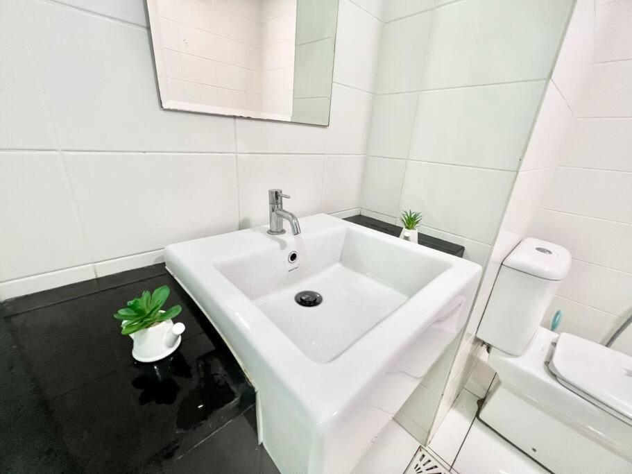 G 1-5Pax Cozy Home Trefoil Setia Alam 100Mps Wifi & Tv Sccc Exteriér fotografie